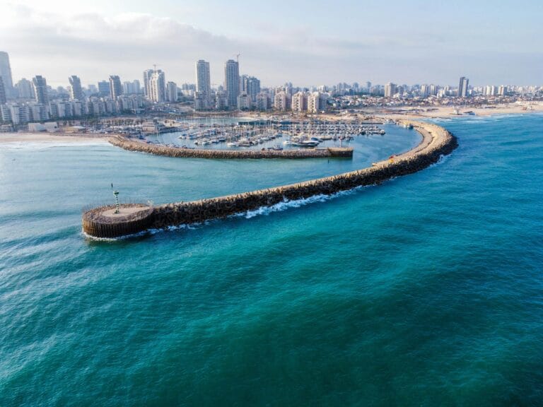 עורך דין מקרקעין באשדוד לצד חופי הים המרהיבים שלה